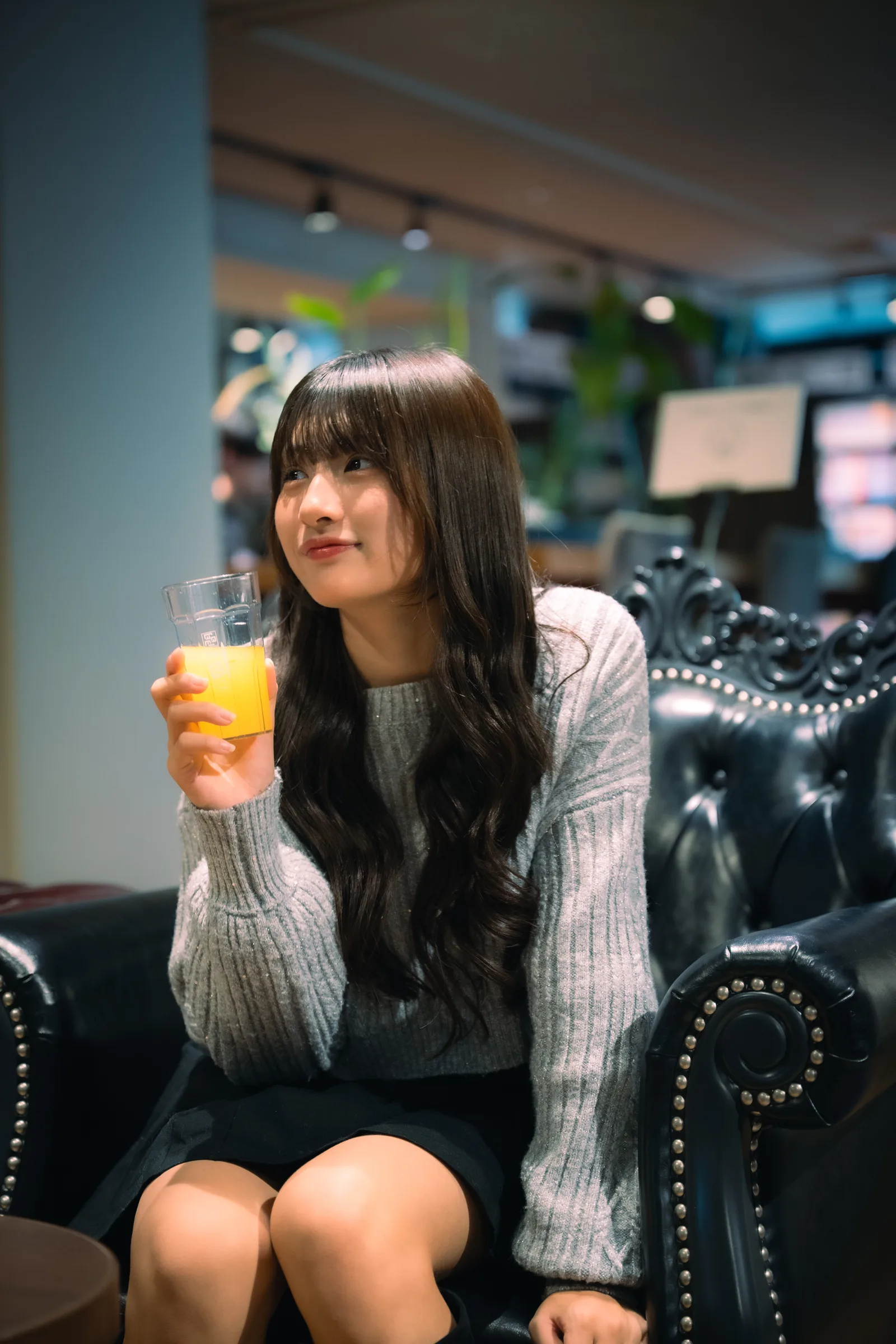 ラウンジで一杯のフレッシュジュースを味わう時間