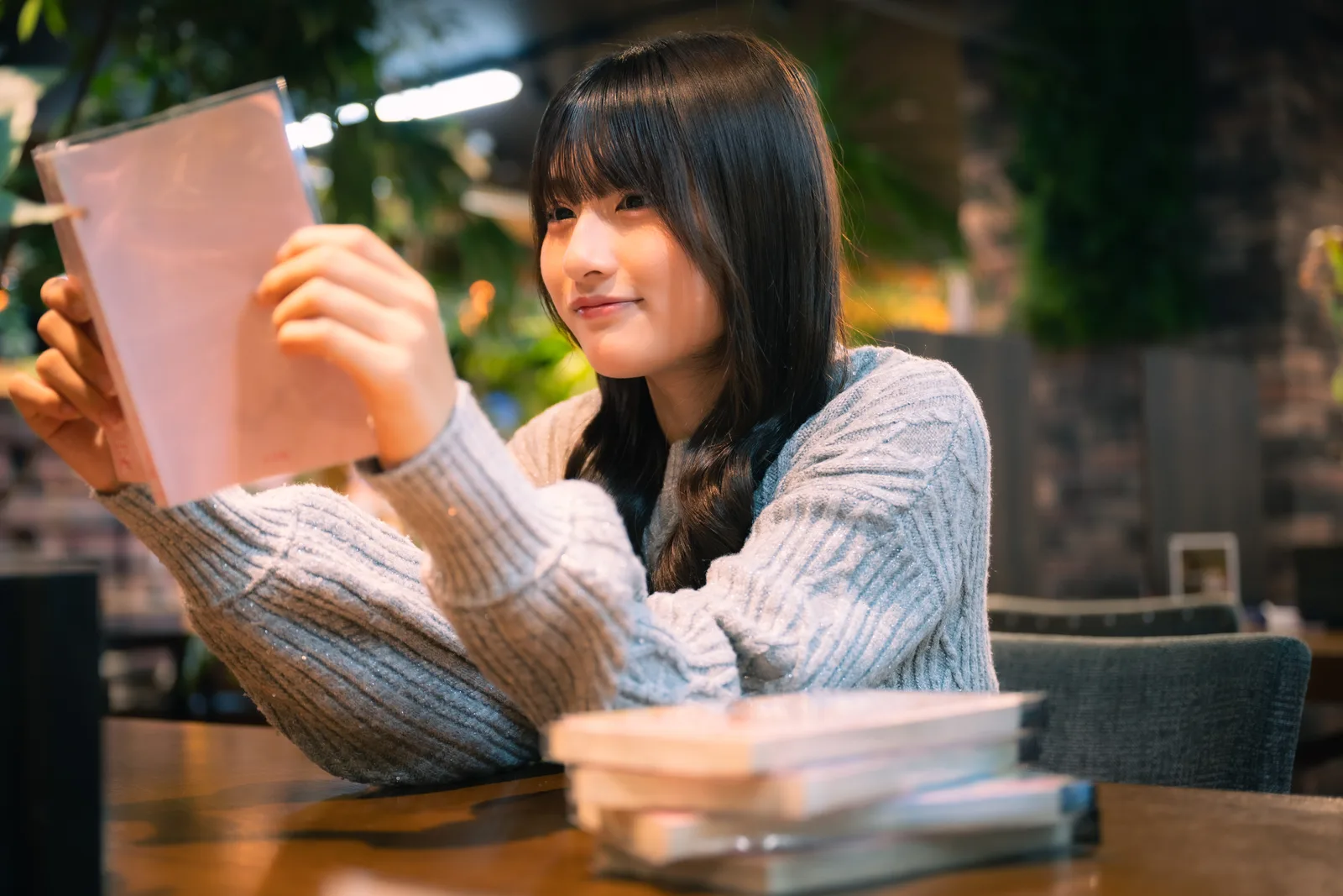 ラウンジで本のページをめくる、滞在中の静かなひととき