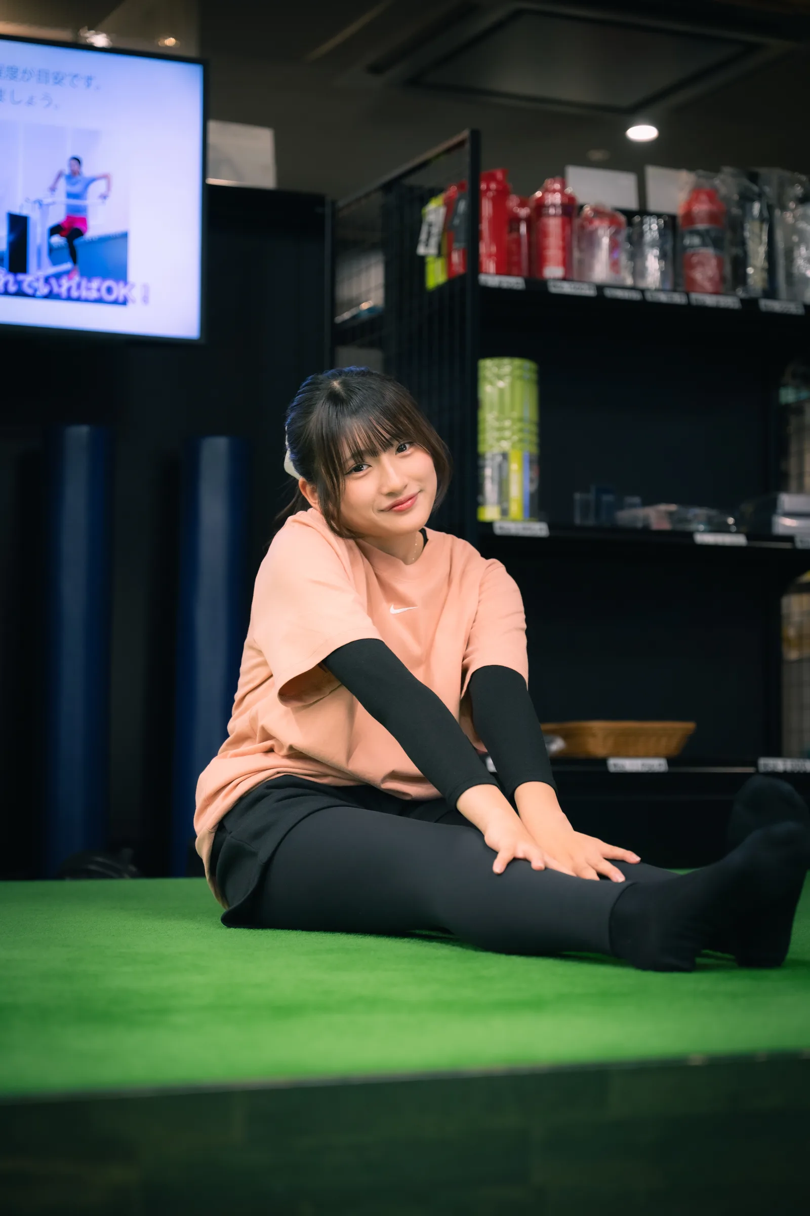 トレーニングルームの人工芝でストレッチするゲスト