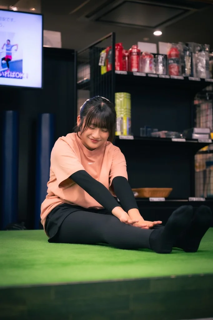 9inz — 人工芝エリアでストレッチ