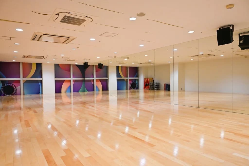 9inz — スタジオ（鏡張りのフロア）