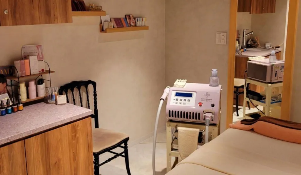 CALME BOITE 7.iro — 7.iroロゴ（脱毛/バストケア/フェイシャルケア）