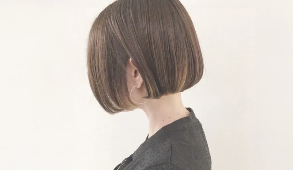 CALME BOITE HAIR — 艶のあるボブのサイドプロフィール