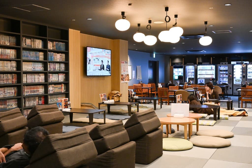 漫画コーナーとくつろげるラウンジ