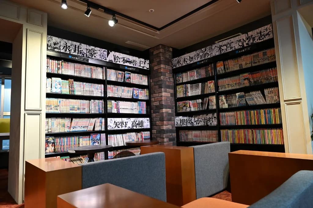 米子マンガミュージアム × 自遊空間 — 漫画が並ぶ閲覧ラウンジ