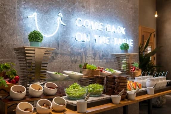 CAFE'S KITCHEN ON THE TABLE — サラダバーとネオンサイン