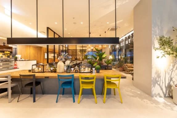 CAFE'S KITCHEN ON THE TABLE — 明るい店内とコミュナルテーブル