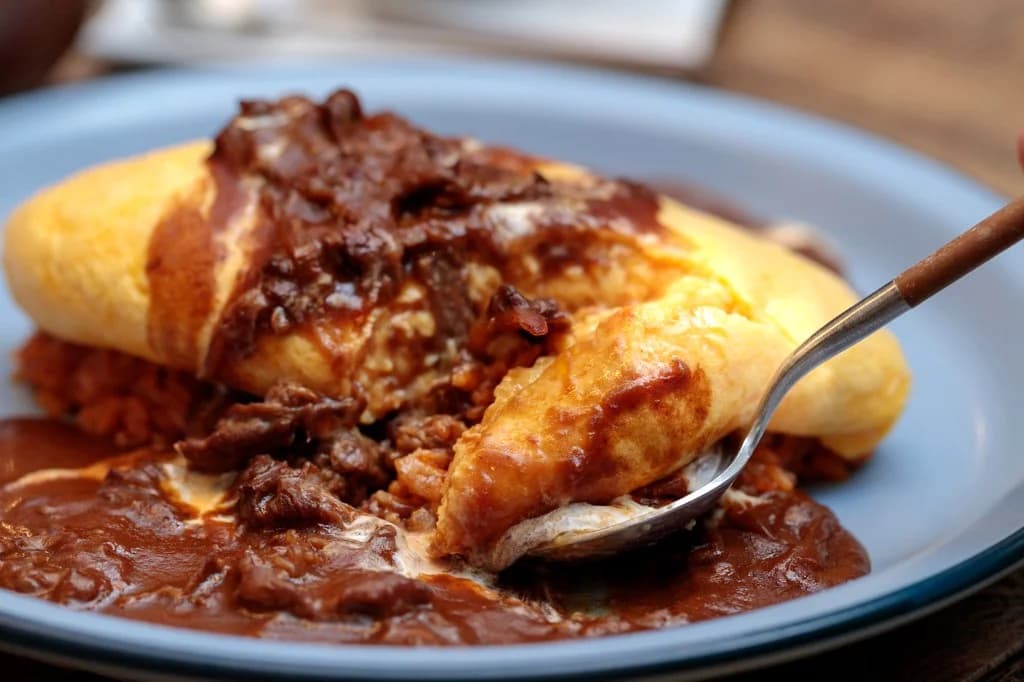 CAFE'S KITCHEN ON THE TABLE — デミグラスソースのオムライス