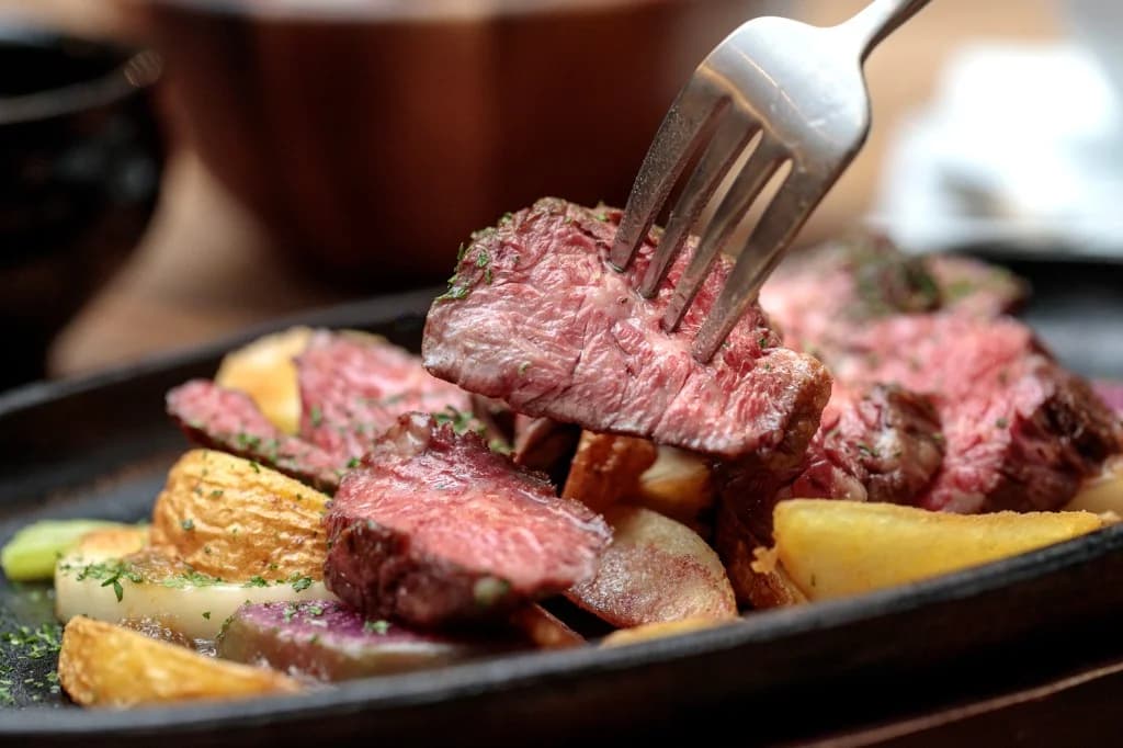 CAFE'S KITCHEN ON THE TABLE — ステーキと付け合わせのプレート