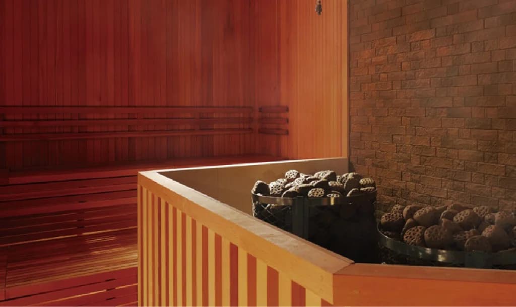 GOOD BLESS GARDEN · SAUNA & STAY — サウナ（ストーブとベンチ）