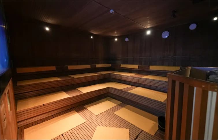 GOOD BLESS GARDEN · SAUNA & STAY — 広々としたサウナ空間